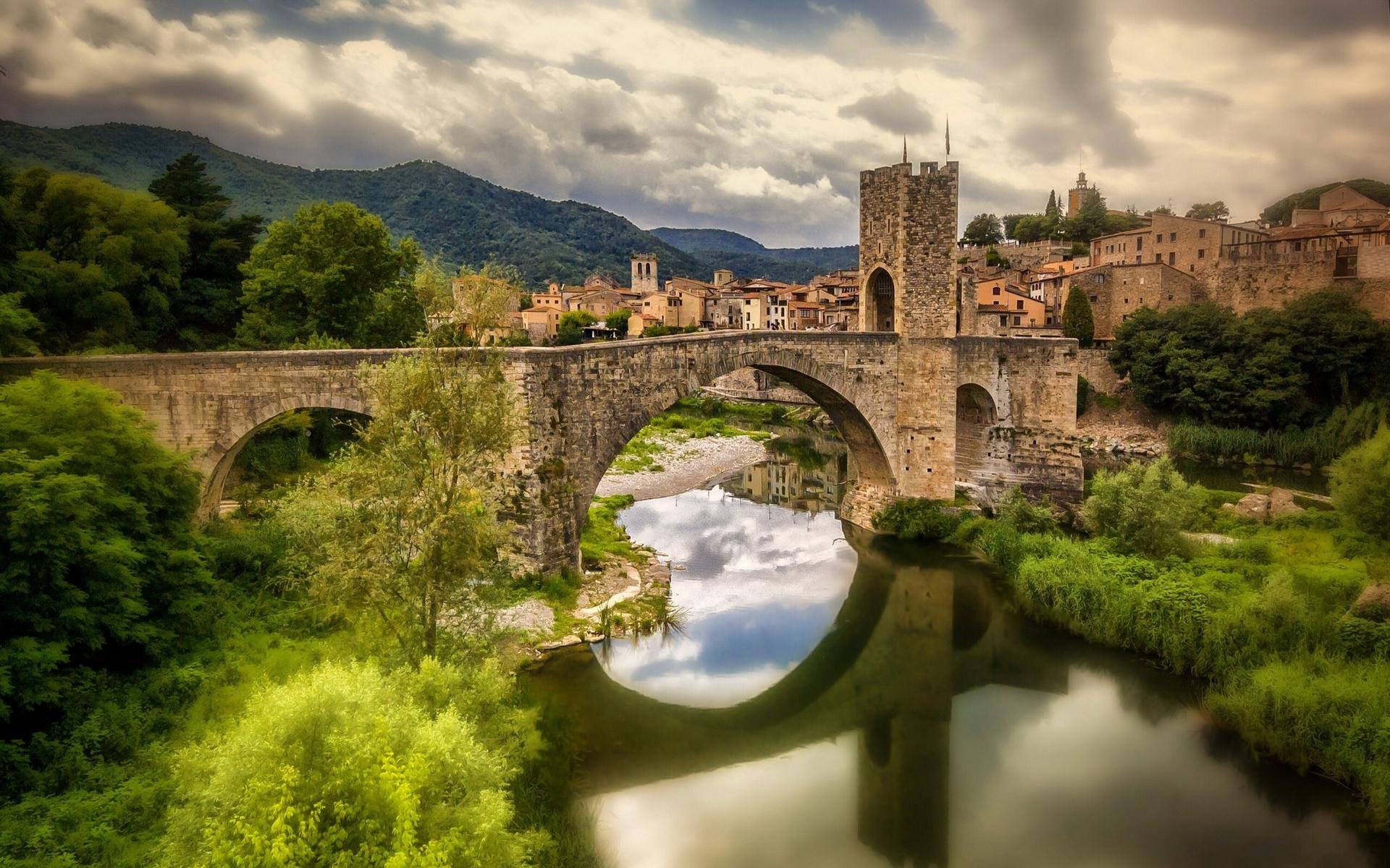 Ancient Town Of Besalu Spain Hd Wallpaper - Romanesque Bridge Of Besalú - HD Wallpaper 