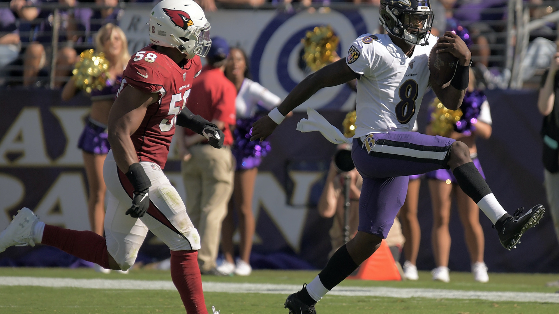 Lamar Jackson Carrying The Football - HD Wallpaper 