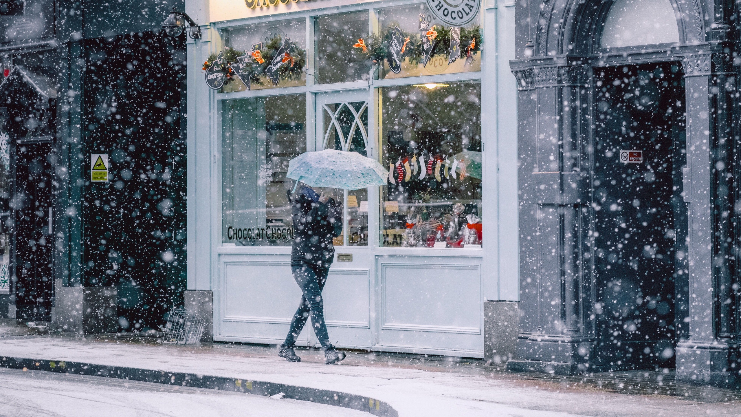 Wallpaper Snowfall, Man, Buildings, Street, Walk - City Winter Iphone Background - HD Wallpaper 