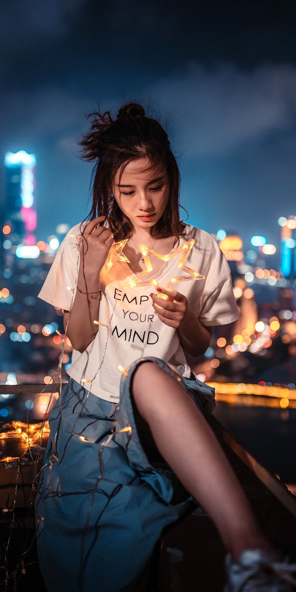 Woman Holding A Star - HD Wallpaper 