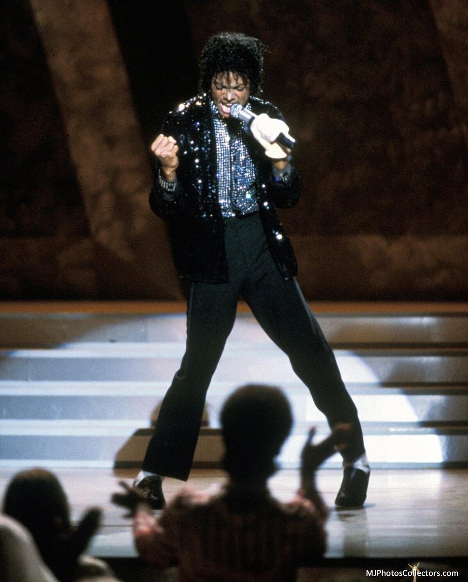 Michael S Debut As A Solo Artist, And Bringing The - Michael Jackson Motown 25 - HD Wallpaper 