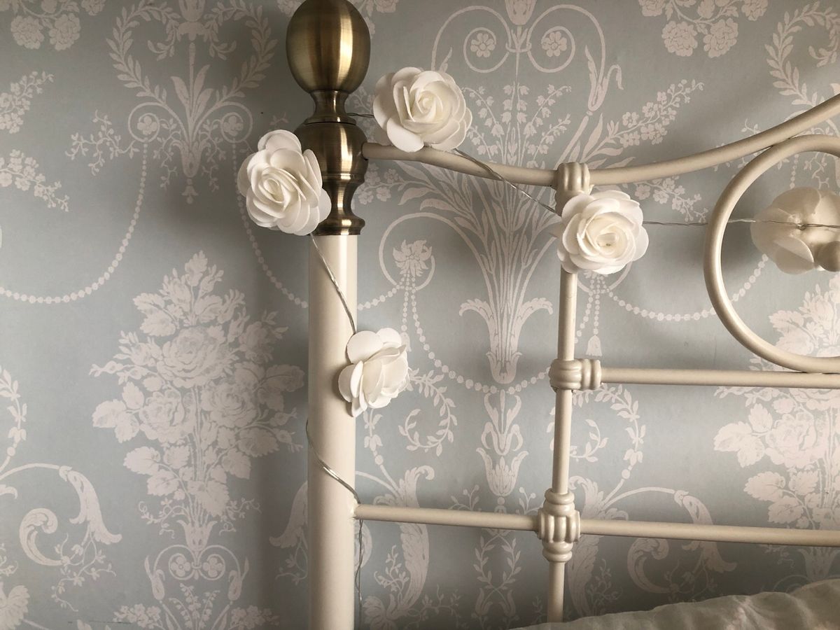 Nearly A Full Roll, Seems A Shame To Go To Waste, Could - Four-poster - HD Wallpaper 