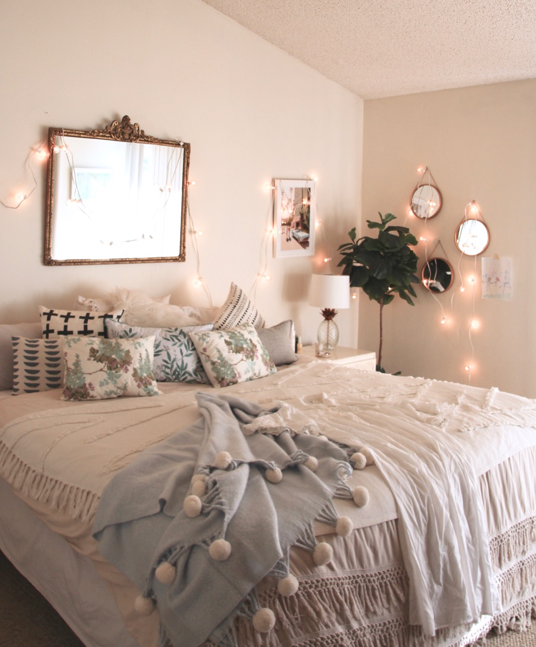 Laura Ashley Home Decor Pillows - Laura Ashley Decor - HD Wallpaper 