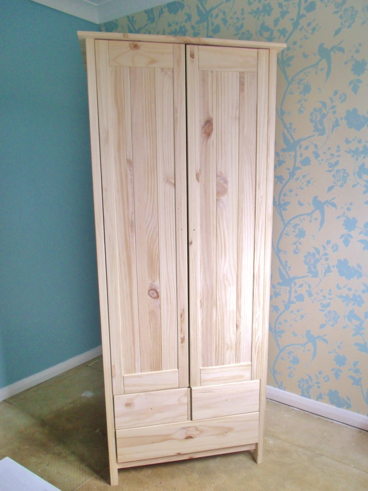 Duck Egg Blue Floral Wallpaper - Cupboard - HD Wallpaper 