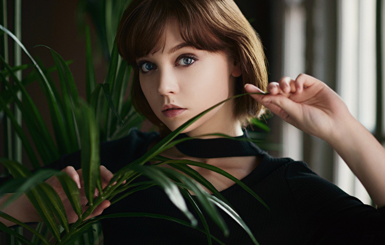 Photo Wallpaper Look, Leaves, Face, Portrait, Hands, - Girl - HD Wallpaper 