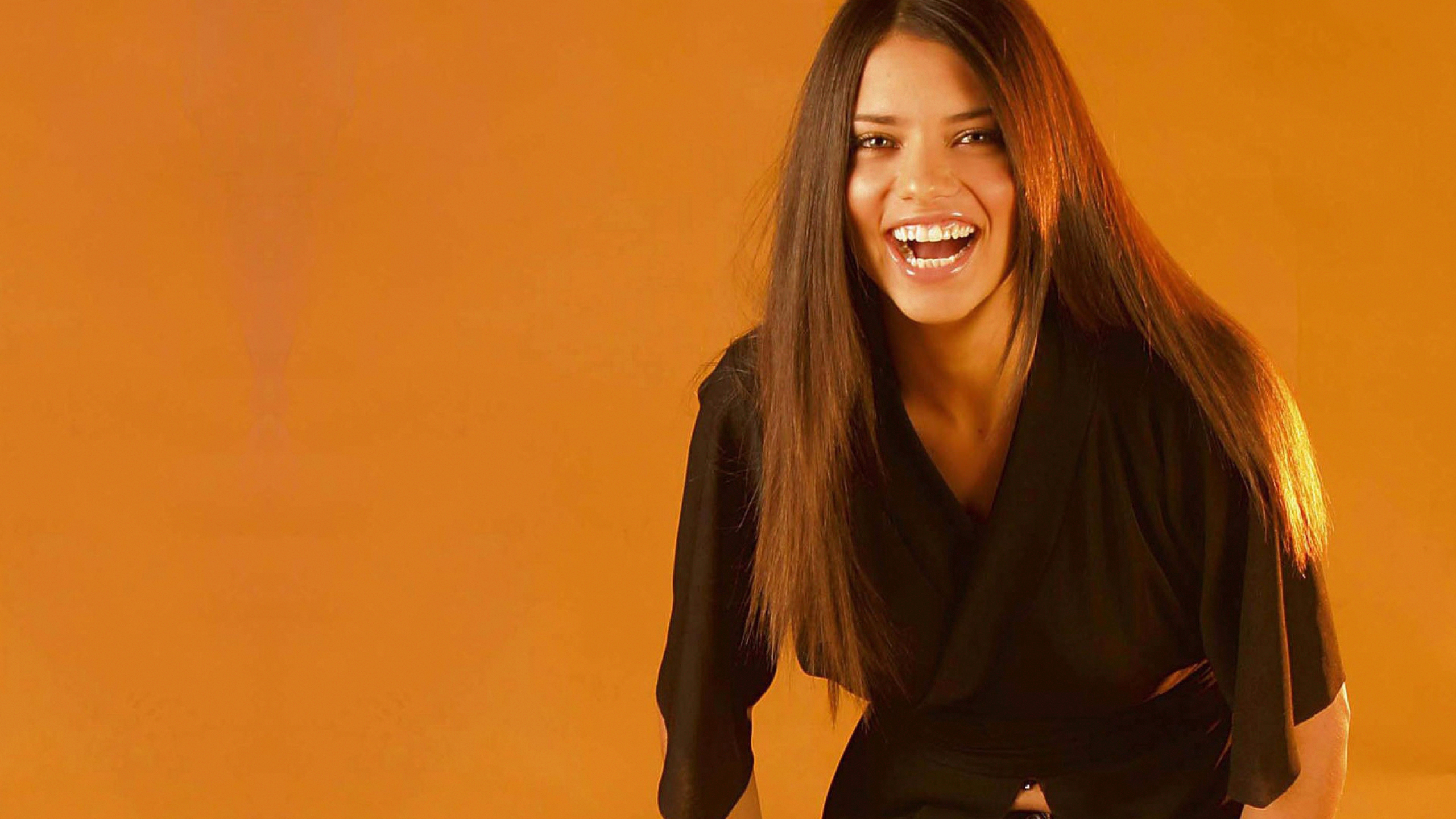 Adriana Lima Laughing - HD Wallpaper 