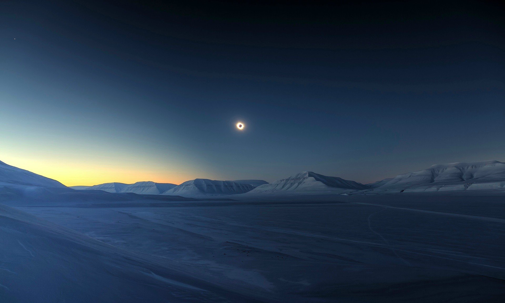 Solar Eclipse Over The Arctic Wallpaper - Sky During Solar Eclipse - HD Wallpaper 