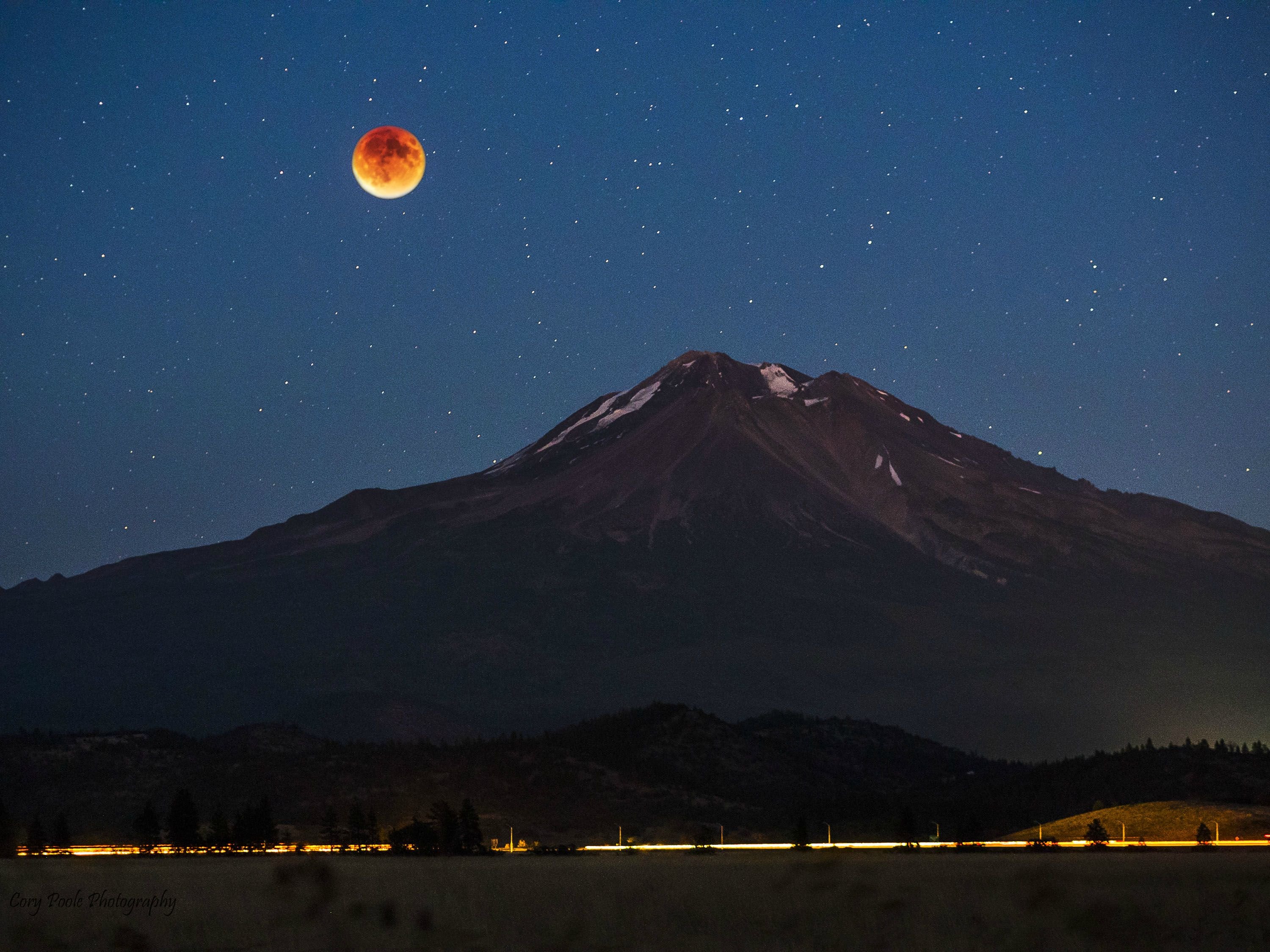 Tonights Lunar Eclipse Over Mt - Hd Wallpapers Mt Shasta - HD Wallpaper 