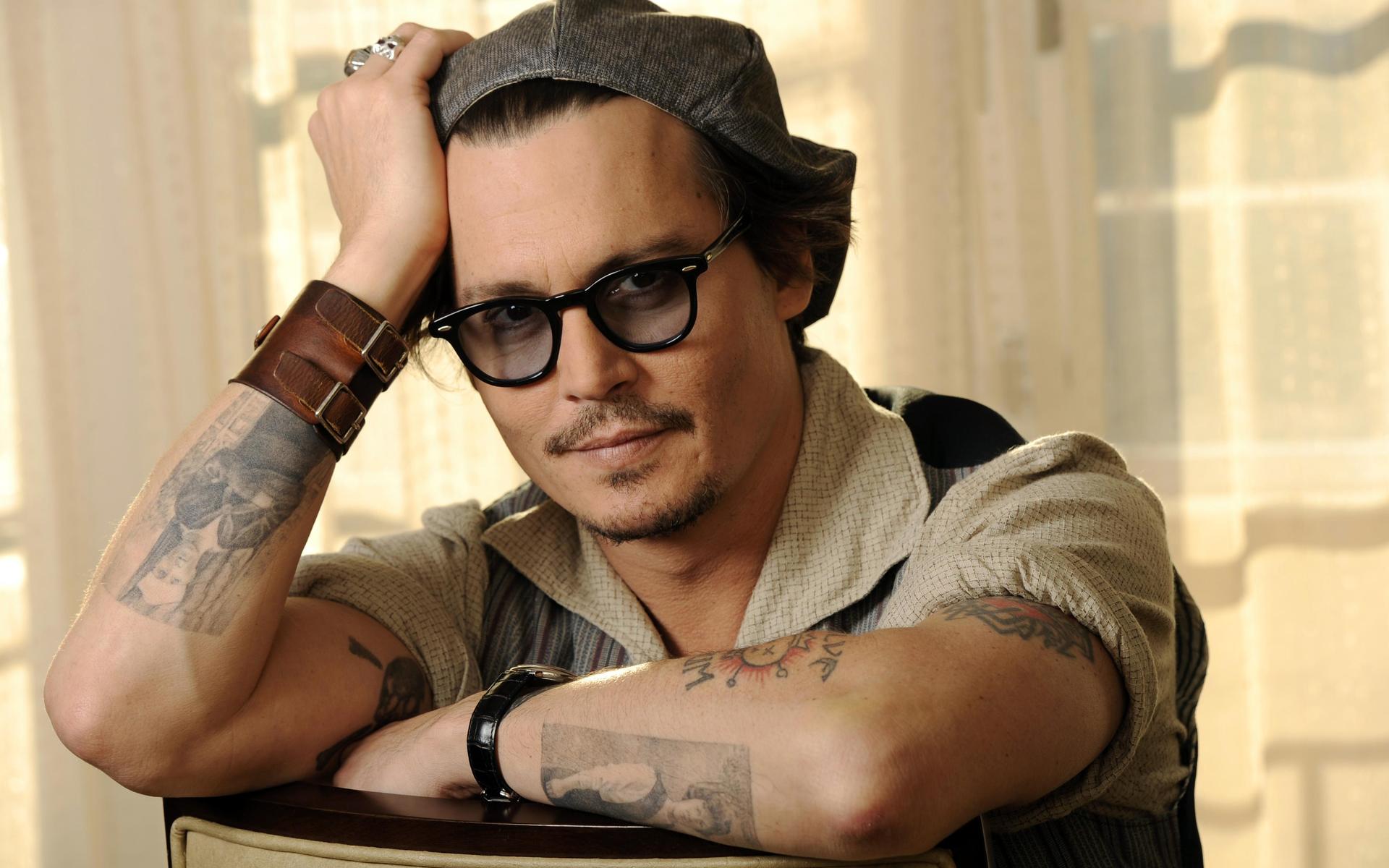 Johnny Depp Poses - HD Wallpaper 