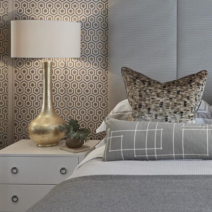 Gray Bedroom With Gold Leaf Lamp - Floor To Ceiling Headboard Ideas - HD Wallpaper 