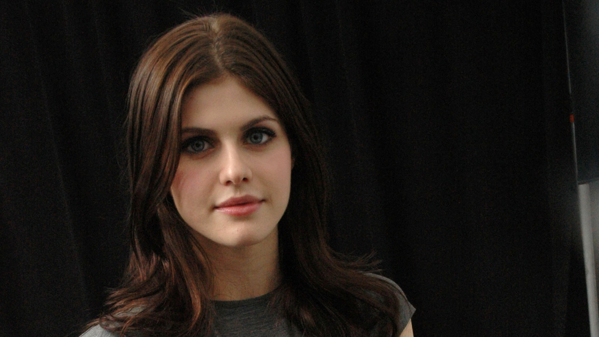 Alexandra Daddario Background - HD Wallpaper 