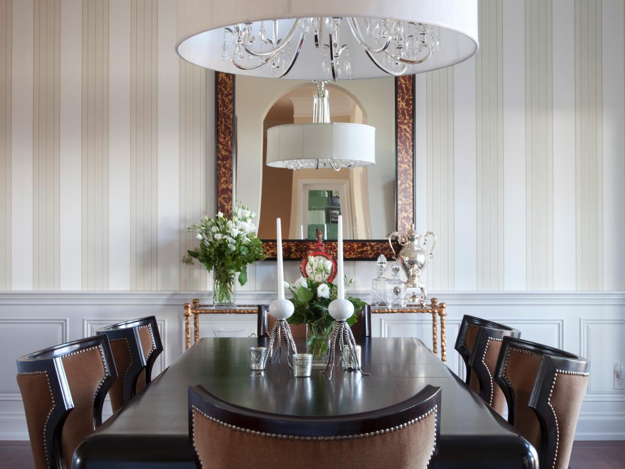 Traditional Dining Room With Striped Wallpaper And - Dining Room With Stripe Design - HD Wallpaper 