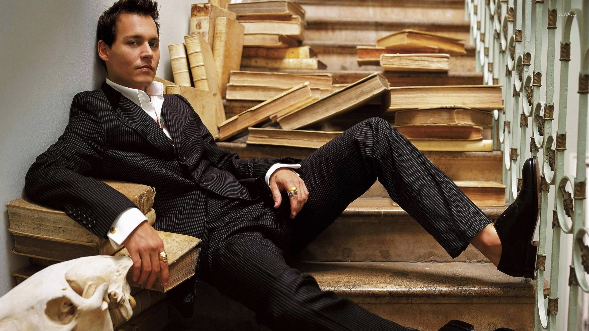 Johnny Depp Smart - HD Wallpaper 