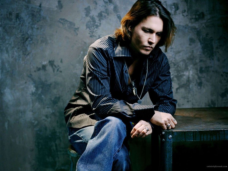 Johnny Depp Wallpaper For Android - Johnny Depp Sitting On Table - HD Wallpaper 
