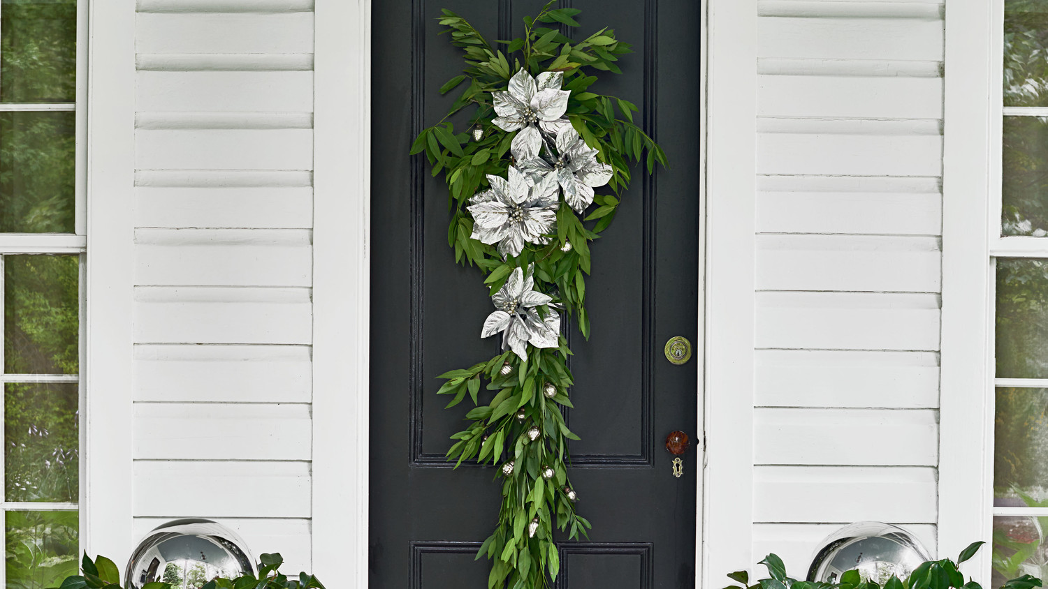 Laurel And Silver Poinsettias Decoration - York Wallcoverings - HD Wallpaper 