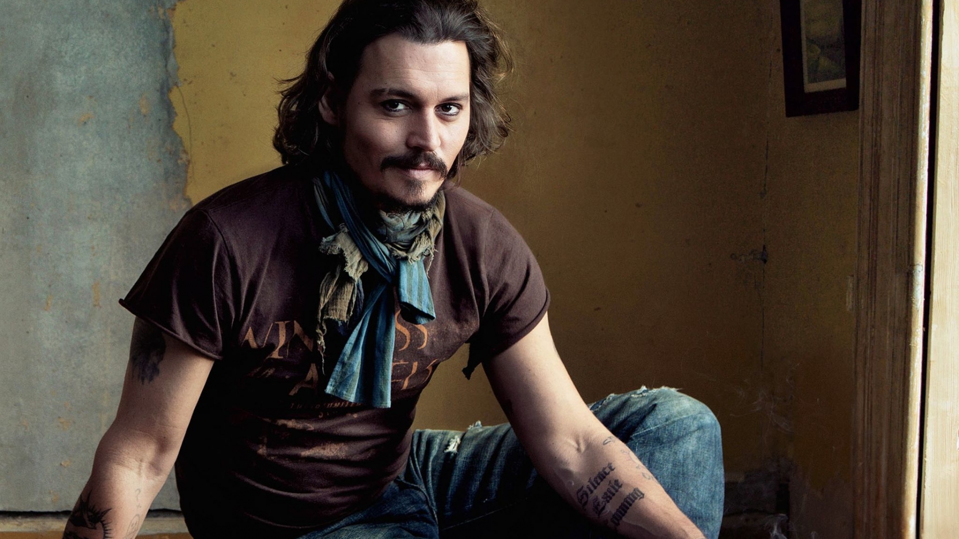 Wallpaper Johnny Depp Scarf T-shirt Urban Style - Johnny Depp T Shirt Style - HD Wallpaper 