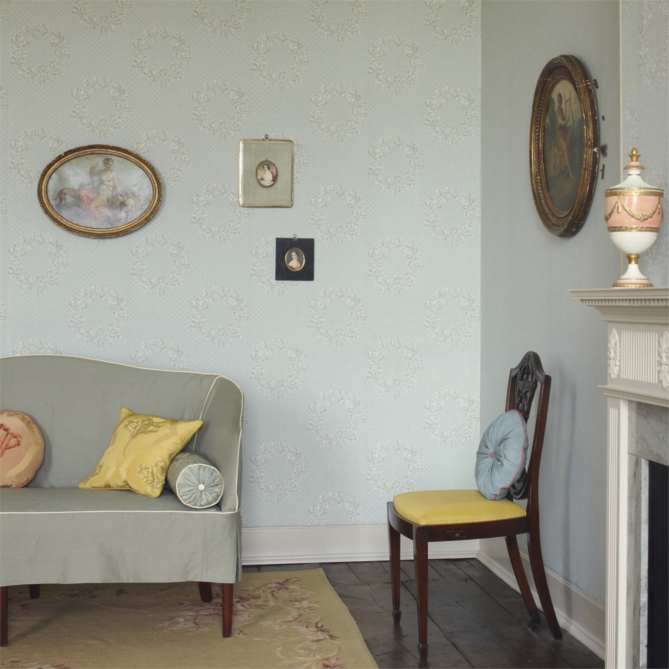 New Oak Garland, A Wallpaper By Zoffany, Part Of The - Studio Couch - HD Wallpaper 