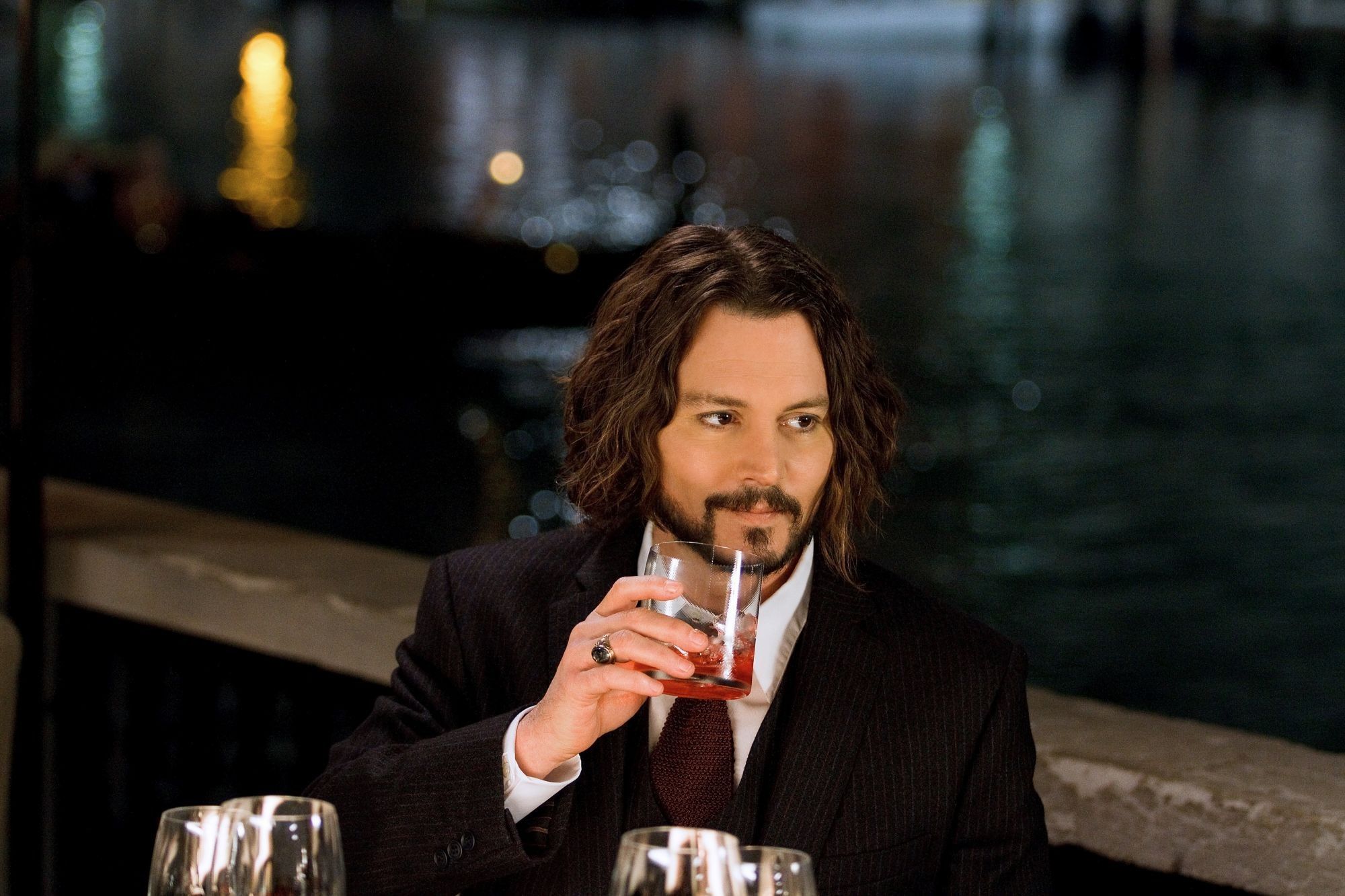 Johnny Depp Drinking Wine - HD Wallpaper 