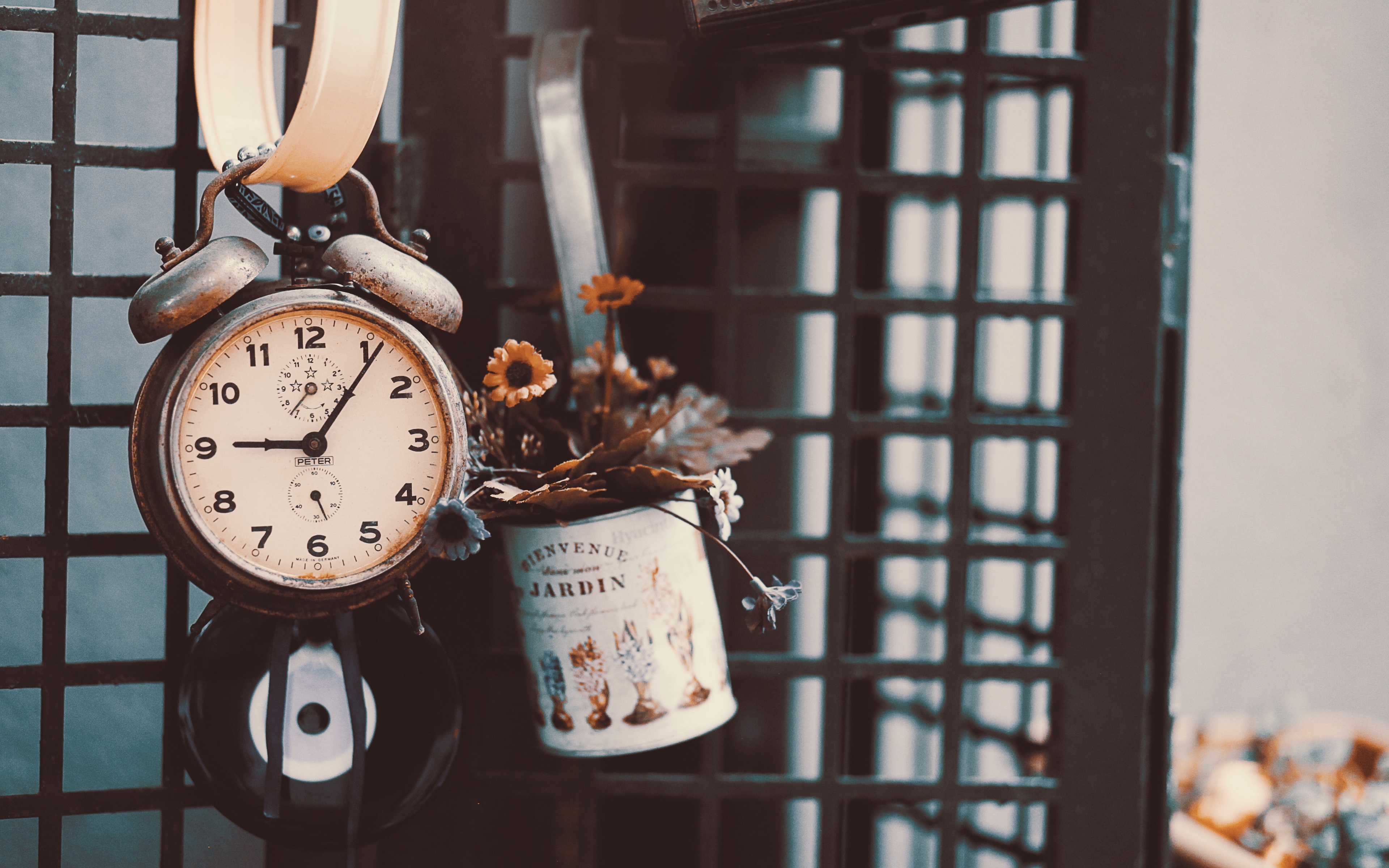 Wallpaper Alarm Clock, Flowers, Retro - แนว เก่า ๆ - HD Wallpaper 