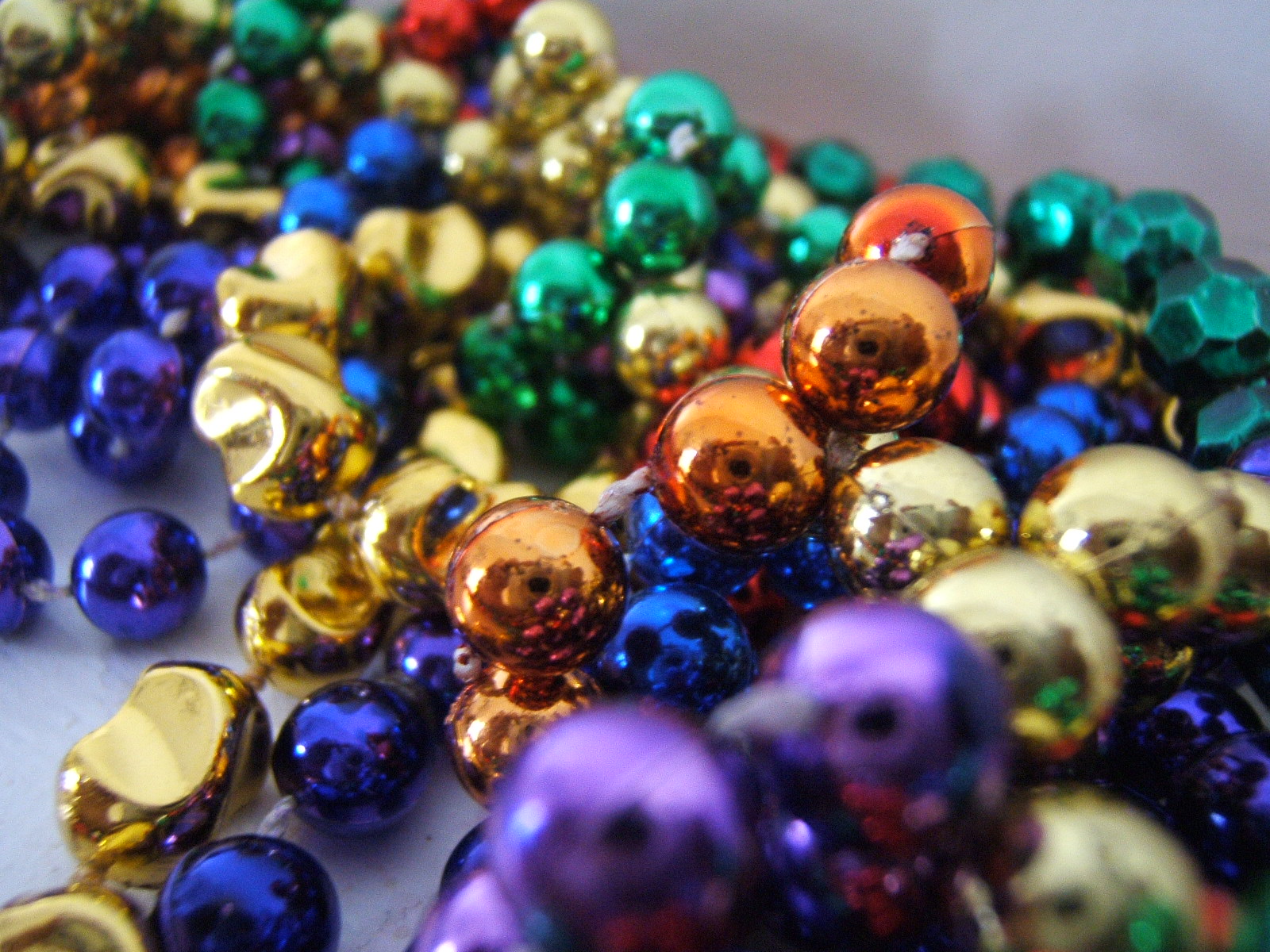 Mardi Gras Beads - HD Wallpaper 
