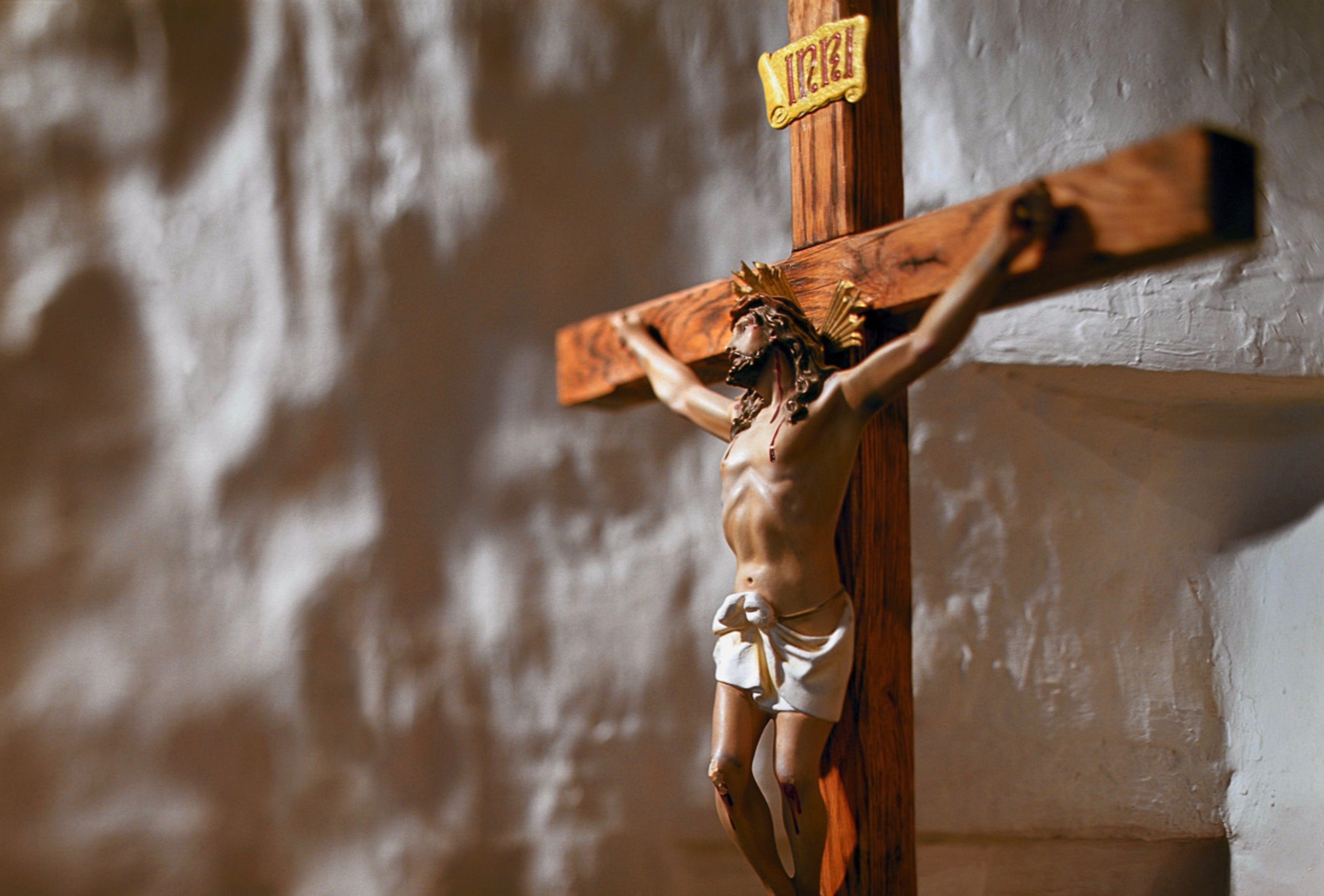 Crucifix Wallpaper - Jesus Wallpaper For Desktop - HD Wallpaper 