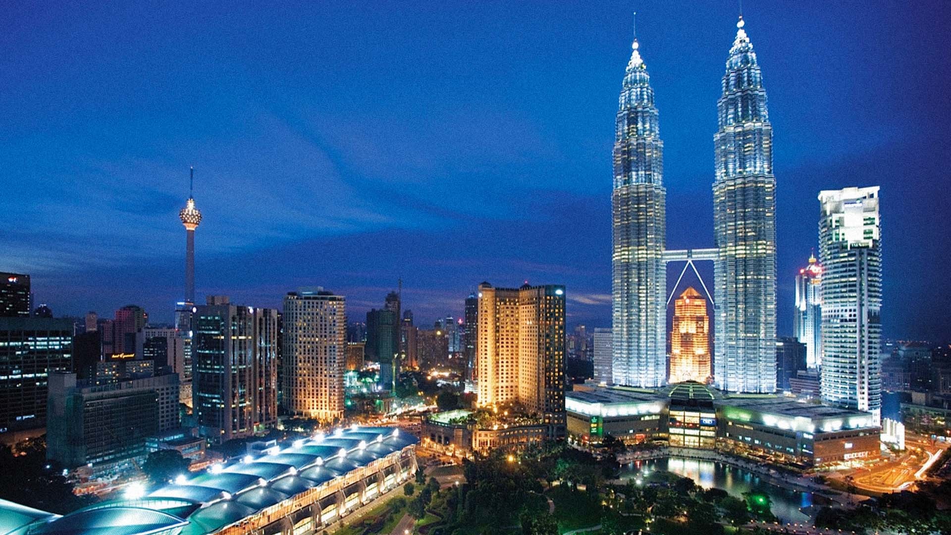Petronas Twin Towers Wallpaper - Kuala Lumpur Free & Easy - HD Wallpaper 