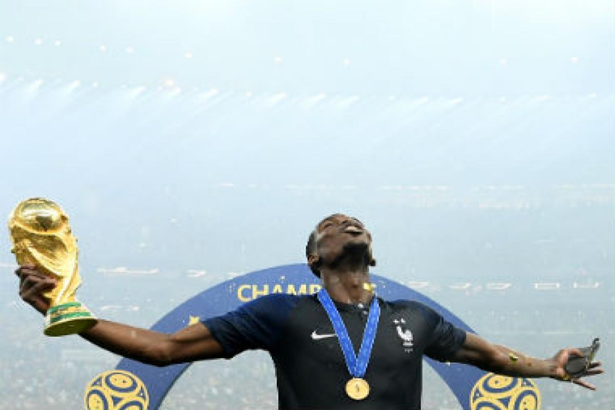 Fifa World Cup 2018s Lighter Side - Paul Pogba World Cup Trophy - HD Wallpaper 