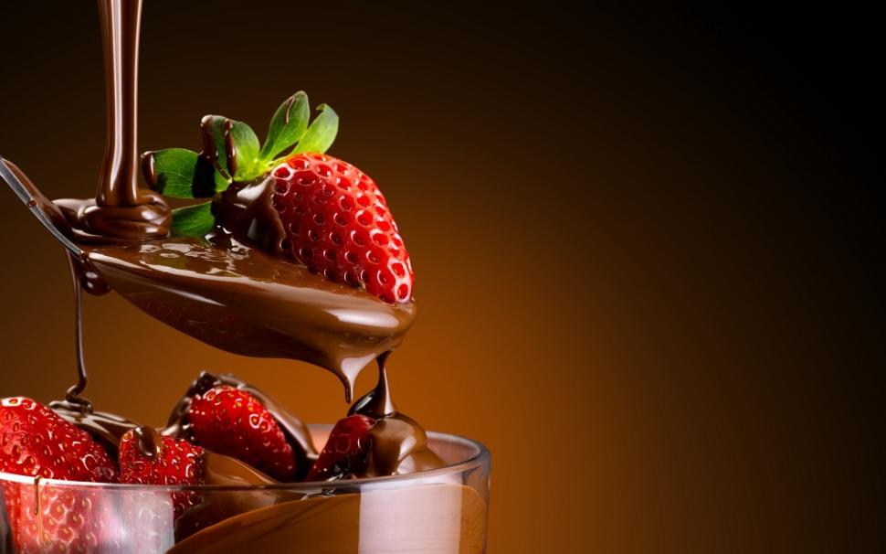 Chocolate And Strawberries Dessert Wallpaper,chocolate - Chocolate Wallpaper Hd - HD Wallpaper 