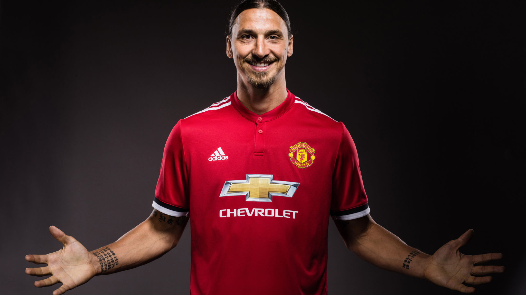 Zlatan Ibrahimovic Has Signed A New Manchester United - Zlatan Ibrahimovic Manchester United Contract - HD Wallpaper 