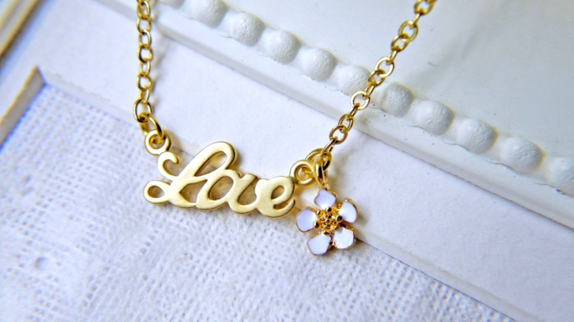 Necklace Golden Love Flower Woman Romance Life Wallpaper - Love Pendant - HD Wallpaper 
