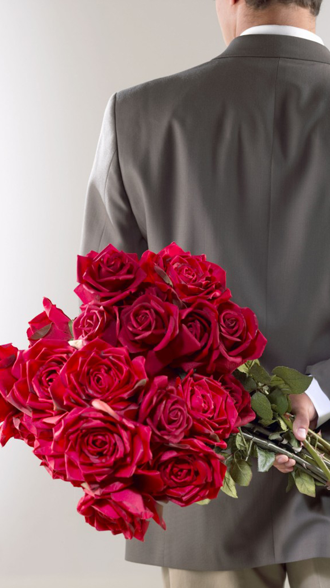 Man Holding Red Roses Bouquet - HD Wallpaper 