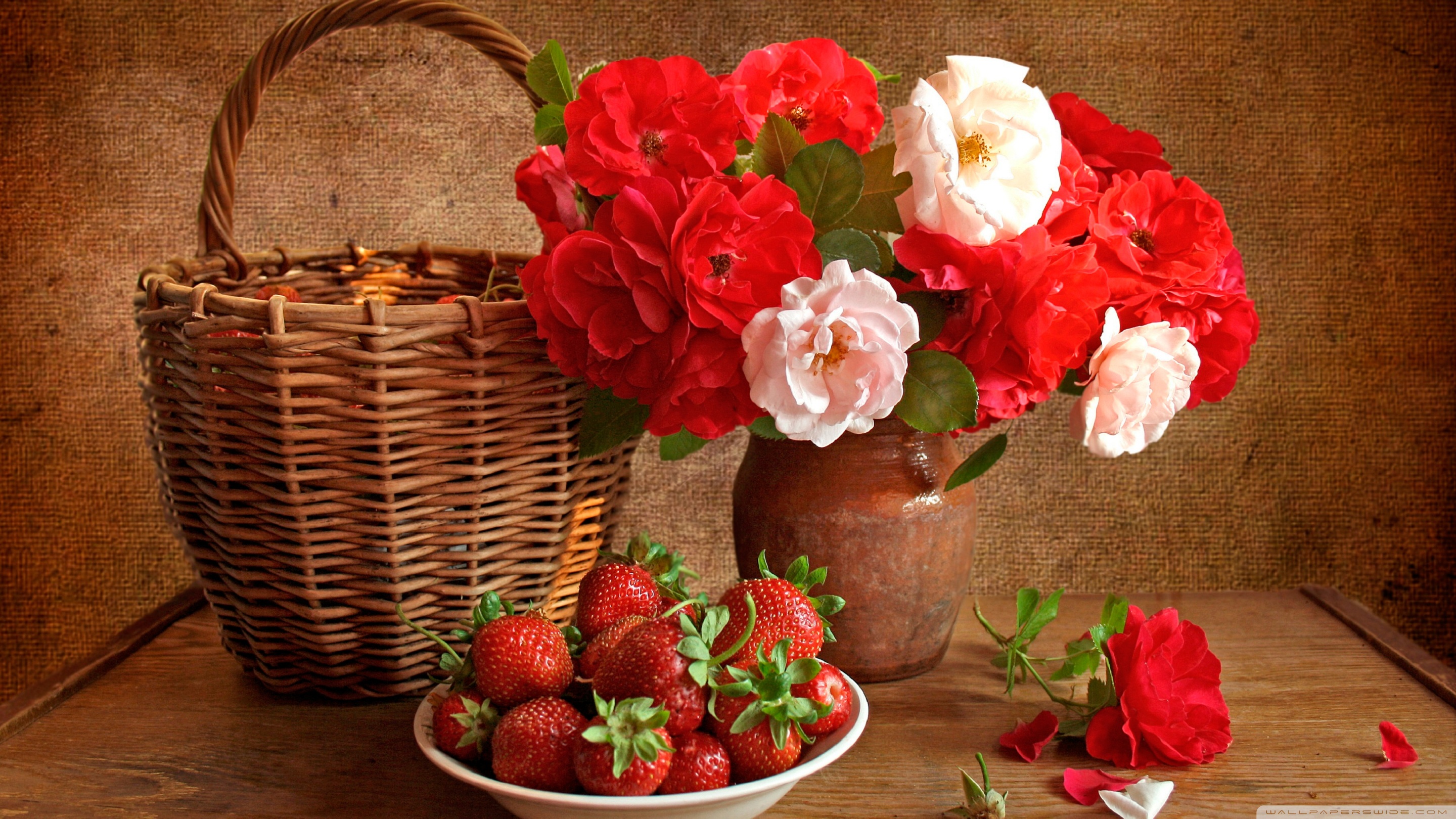 Red Roses Vase Hd - 2880x1620 Wallpaper - teahub.io