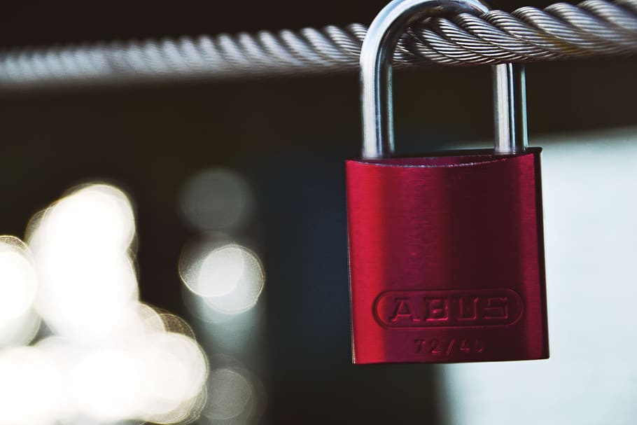Lock, Red, Love, Bokeh, Water, Steel, Rope, Hard, Warm, - Still Life Photography - HD Wallpaper 