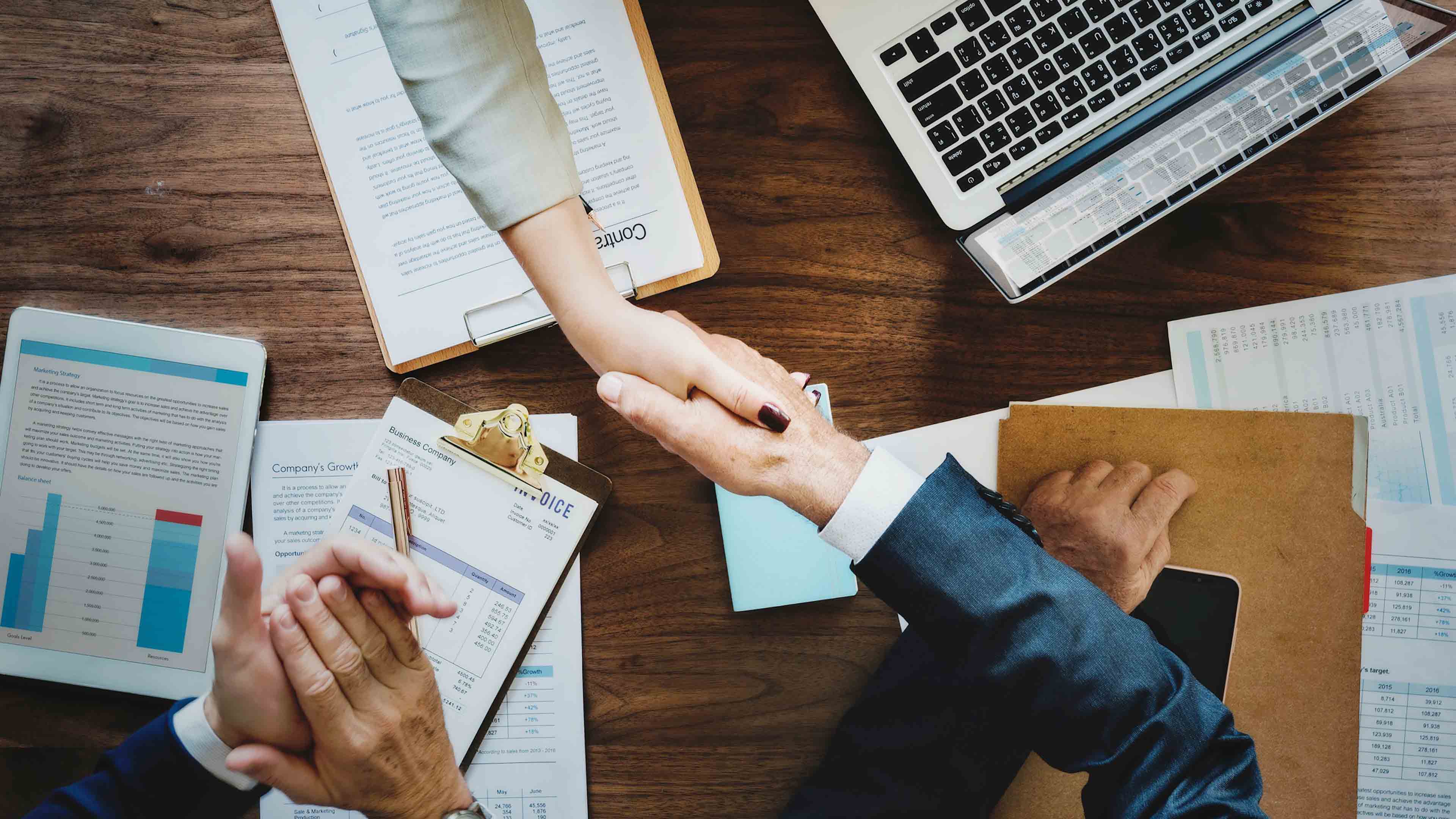 Clapping Close Up Commerce Desk Wallpaper - Agreement Handshake - HD Wallpaper 