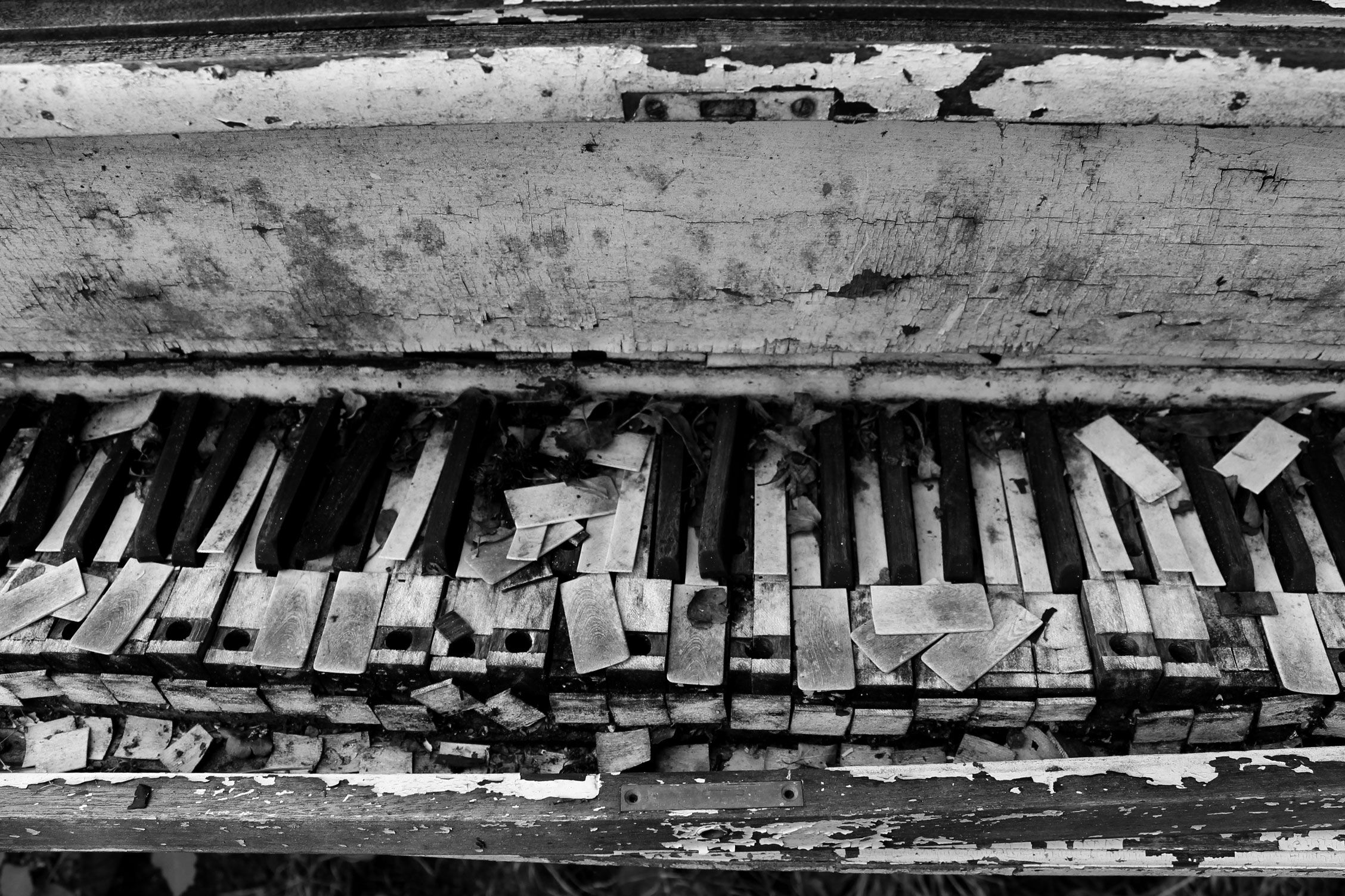 Broken Piano Wallpaper For Andro - Piano Black And White - HD Wallpaper 