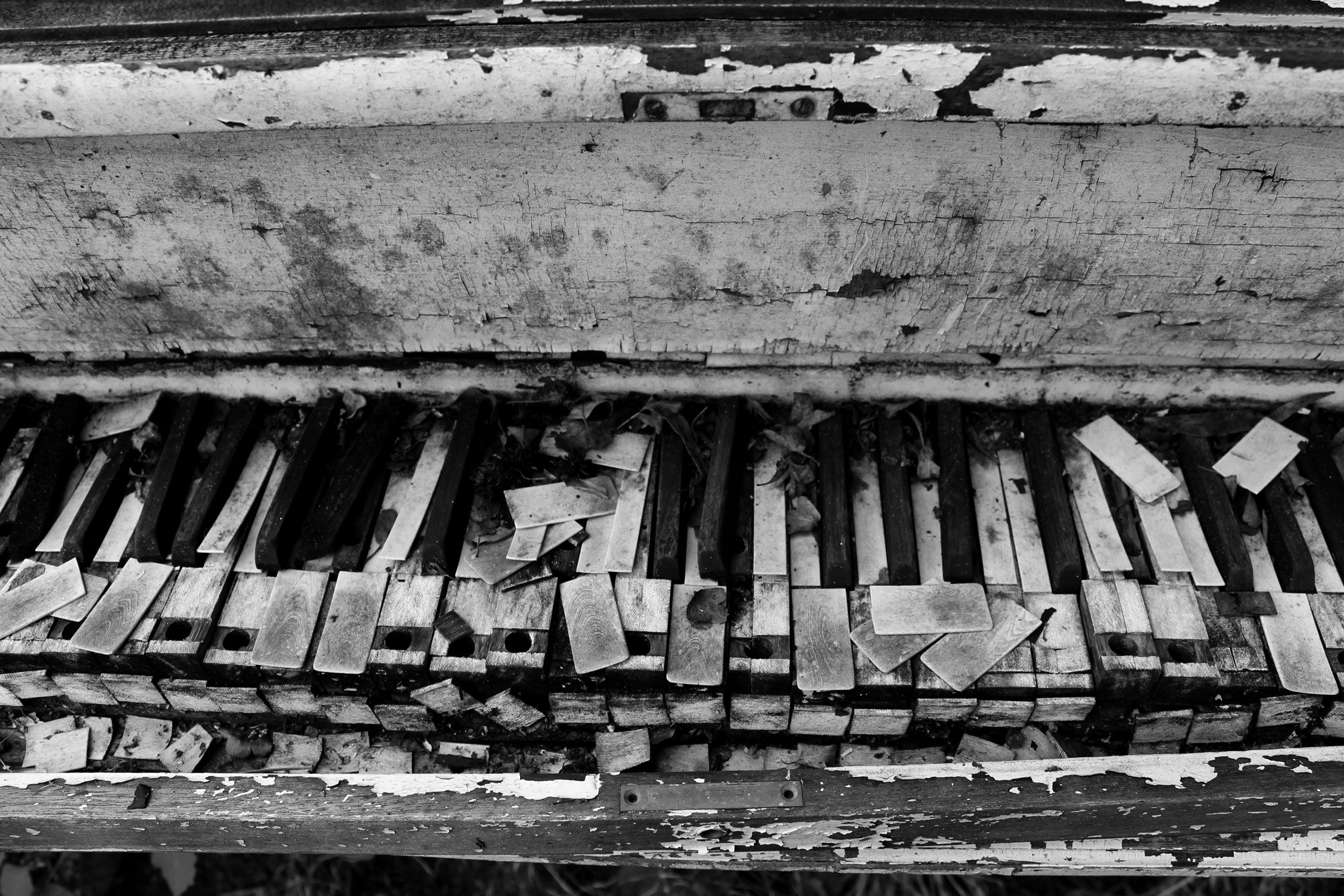 Broken Piano Wallpaper For Andro - Piano Black And White - HD Wallpaper 