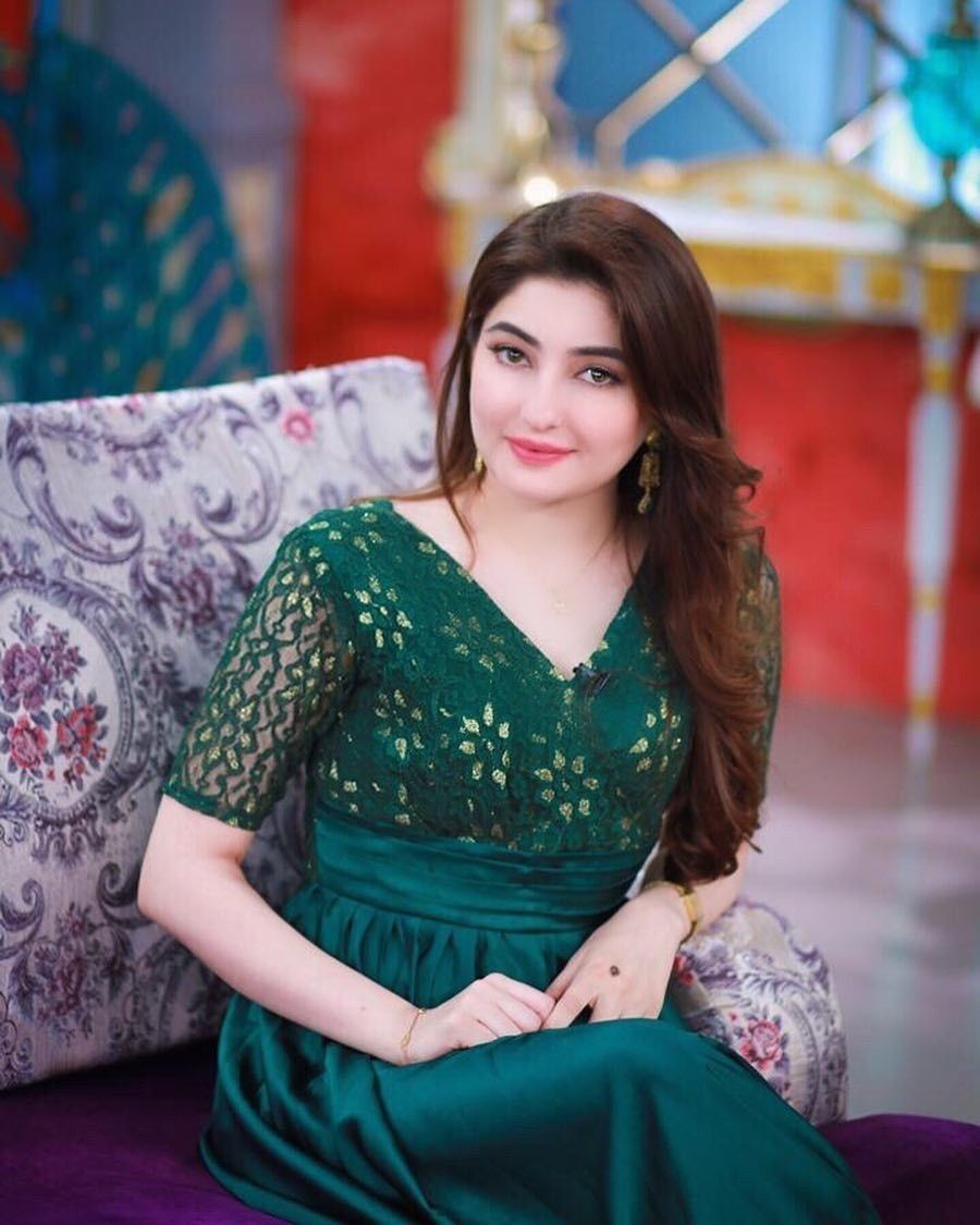 Pakistani Beauty Gul Panra In Green Dress Wallpaper - Beautiful Pics Of Gul Panra - HD Wallpaper 