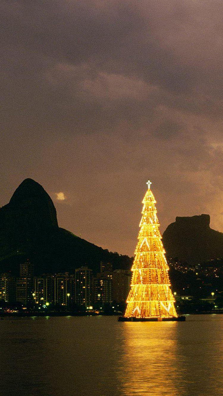Light Tree Iphone 7 Wallpaper - Floating Christmas Tree Rio - HD Wallpaper 