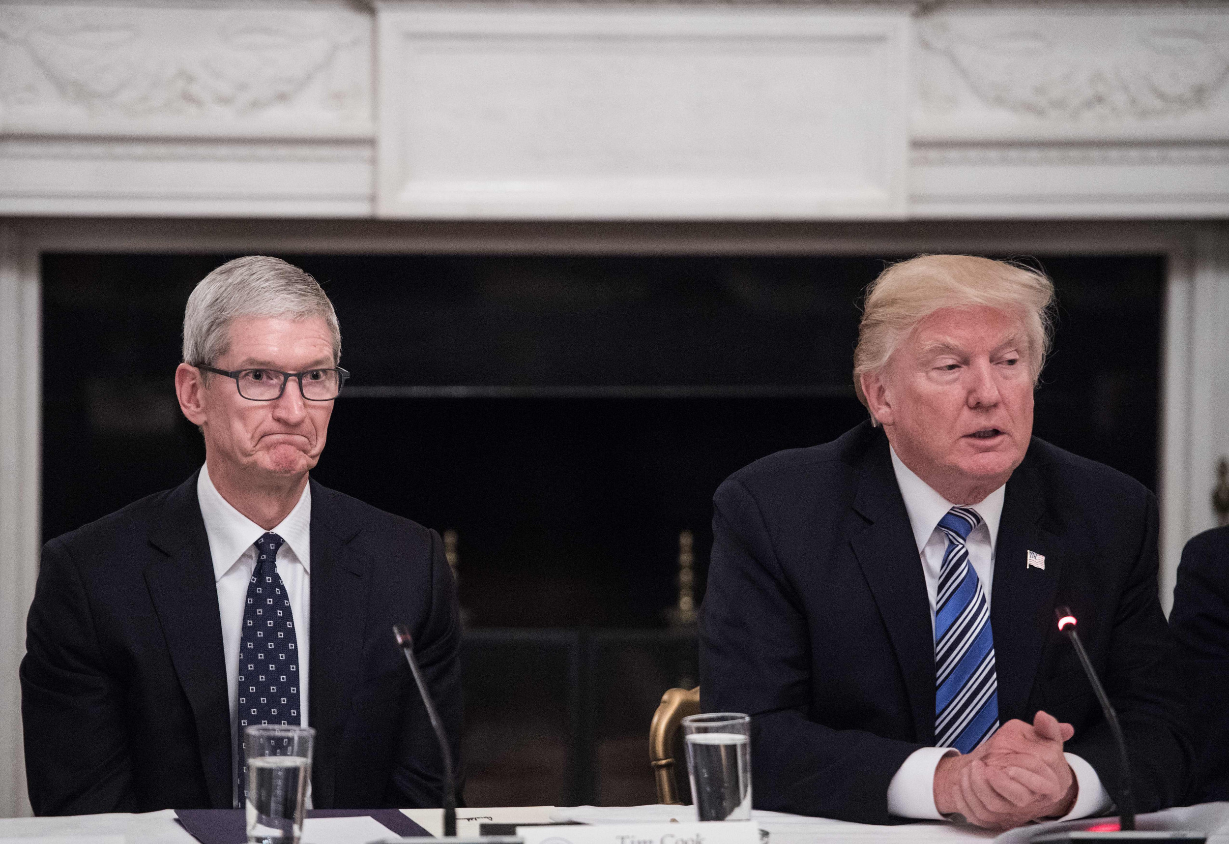 Trump Apple Tariff Iphone - Tim Cook And Donald Trump - HD Wallpaper 