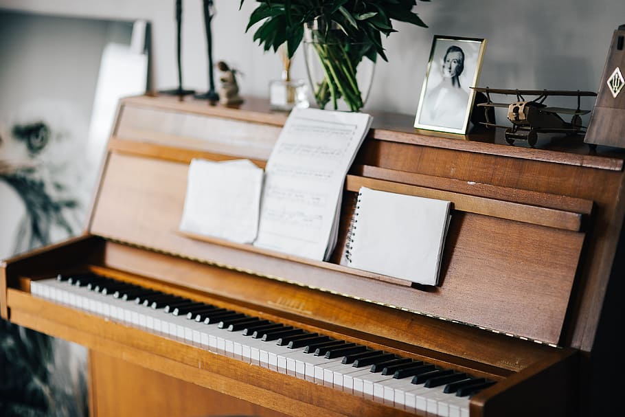 Old Piano With Sheet Music, Vintage, Interior, Nobody, - Piano - HD Wallpaper 