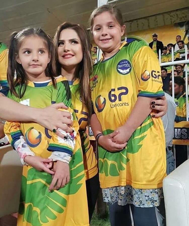 Zareen Khan With Shahid Afridi - HD Wallpaper 