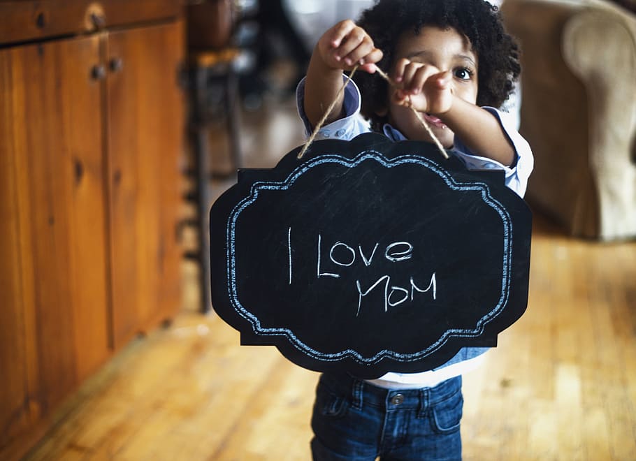 Toddler With Sign For Mom Photo, Love, Children, Valentines - Mother - HD Wallpaper 