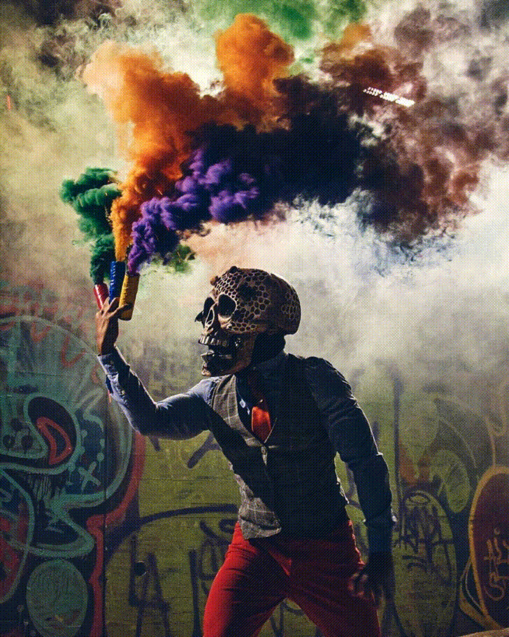 Orang Membawa Smoke Bomb - HD Wallpaper 