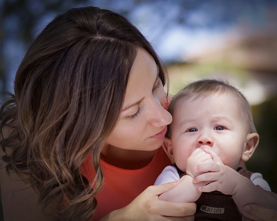 Mother And Baby Wallpaper - HD Wallpaper 
