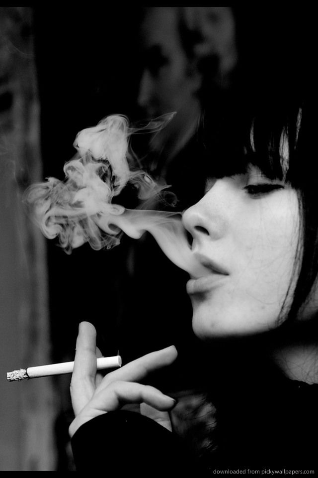 Monochrome Women Cigarettes Smoke Widescreen Desktop - Smoking Wallpaper For Iphone - HD Wallpaper 