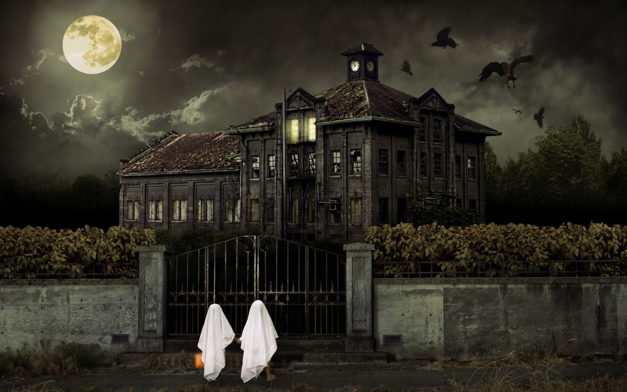 Halloween Computer Wallpaper Widescreen - Halloween Creepy House - HD Wallpaper 