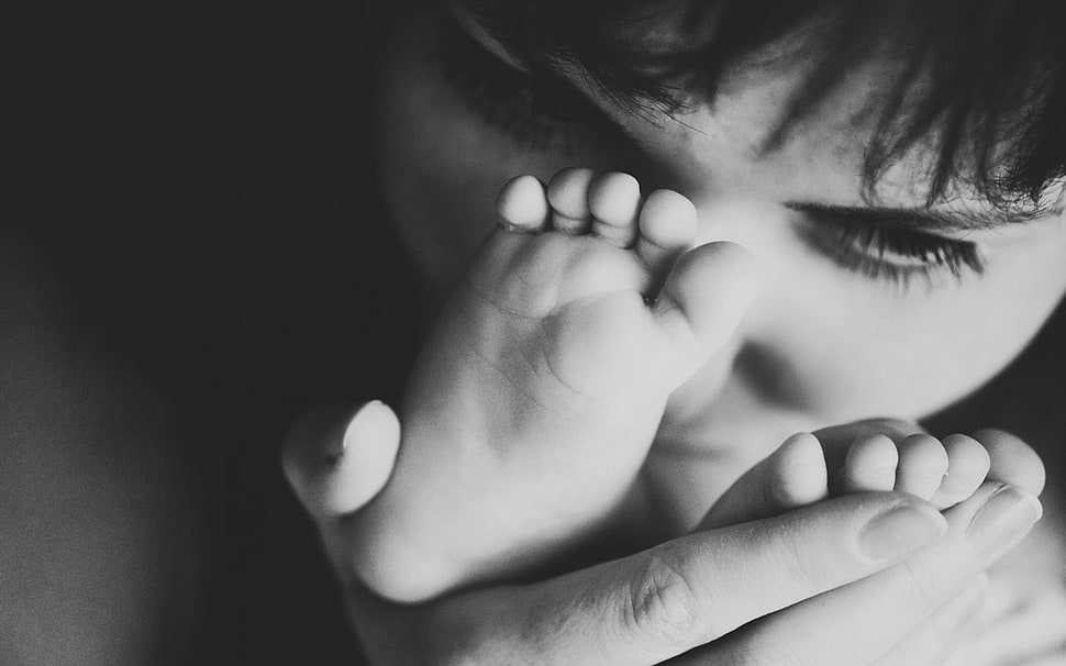 Mother And Child Grayscale Photo Hd Wallpaper - Mother Black And White Hd - HD Wallpaper 