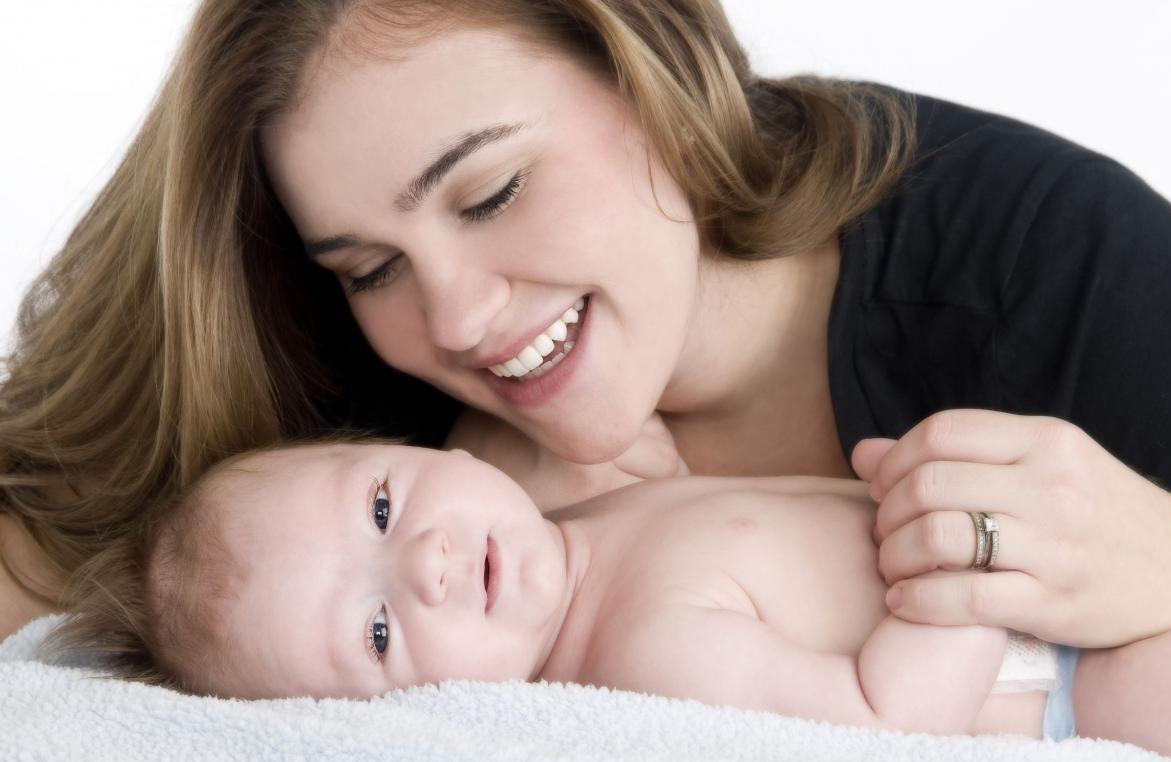 Baby Mother Hd Wallpaper - Cute Mother & Baby - HD Wallpaper 