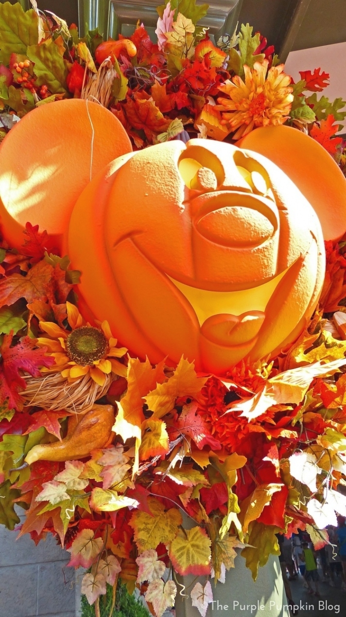 Disney Halloween Iphone Wallpapers3 Throughout Amazing - Disney Halloween Wallpaper Iphone - HD Wallpaper 
