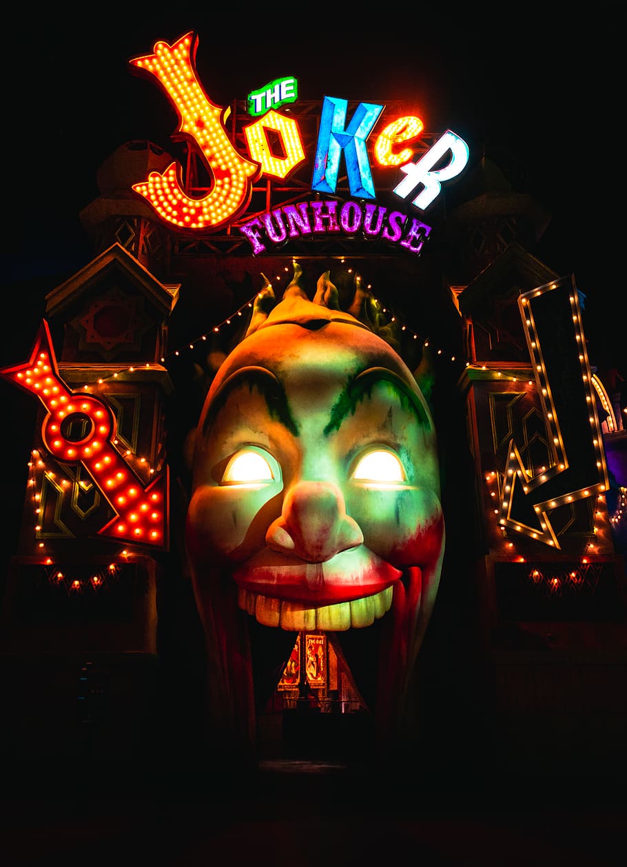 The Joker Horror House During Nighttime, Abu Dhabi, - Am Joker - HD Wallpaper 